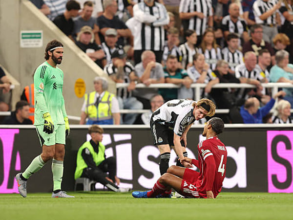 Lakukan Tekel Brutal, Anthony Gordon Minta Maaf Pada Virgil van Dijk