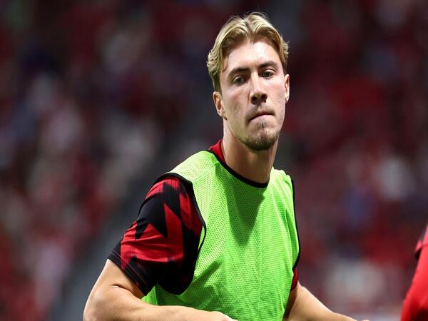 Rasmus Hojlund dilaporkan sudah sepakat secara personal untuk bergabung ke Napoli dan kepindahannya dari Manchester United kini hanya tinggal menghitung waktu / via Getty Images