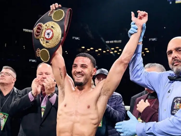Yoenis Tellez (tengah) saat ini memegang gelar interim WBA kelas menengah junior. (Foto: Fight TV)