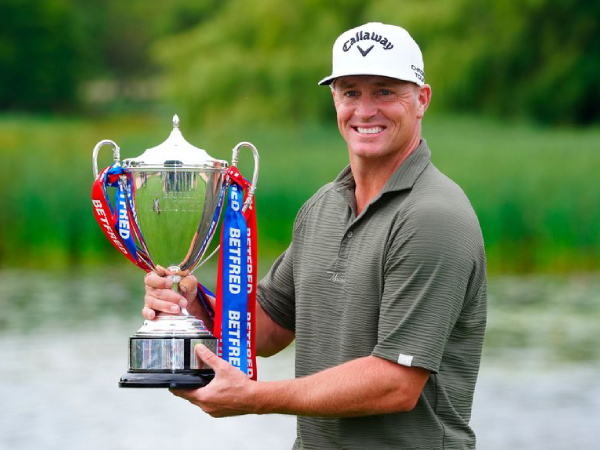 Alex Noren berpose dengan trofi British Masters. (Foto: Golf Digest)