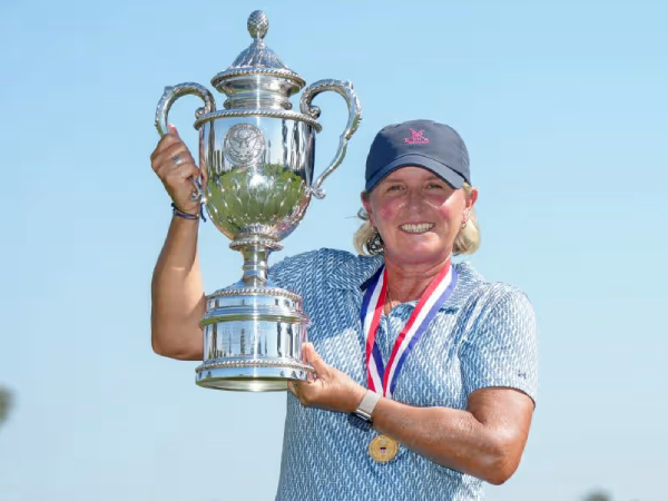 Becky Morgan berpose dengan trofi U.S. Senior Women’s Open. (Foto: Golf Digest)