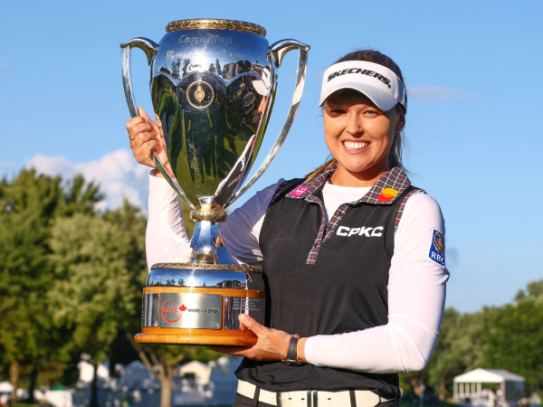 Brooke Henderson berpose dengan trofi CPKC Women’s Open. (Foto: Golf Digest)