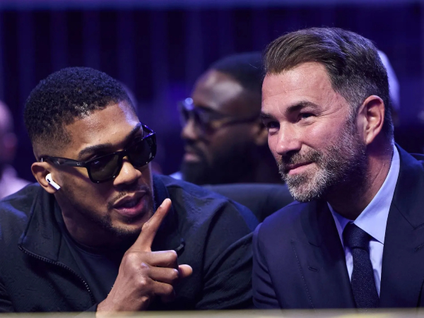 Eddie Hearn (kanan) dan Anthony Joshua. (Foto: Fight TV)