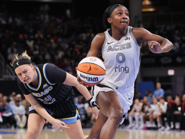 Jackie Young (kanan) mencetak 22 poin saat Las Vegas Aces menang 79-74 atas Chicago Sky pada Senin (25/8) malam. (Foto: AP)