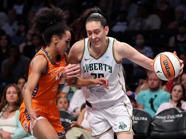 Breanna Stewart (kanan) mencetak 19 poin saat New York Liberty berhasil mengalahkan Connecticut 81-79 pada Senin (25/8) malam. (Foto: AP)