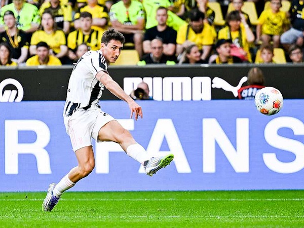 Andrea Cambiaso dihukum larangan bertanding dua kali (Image: Juventus)