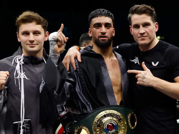 McGuigan mengonfirmasi bahwa Adam Azim (tengah) sudah kembali ke gym dan mempersiapkan diri. (Foto: Fight TV)
