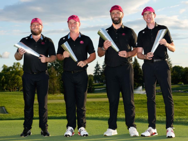 Jon Rahm (tengah) dan Legion XIII berpose dengan trofi LIV Golf League. (Foto: AP)