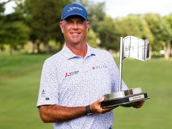 Stewart Cink berpose dengan trofi The Ally Challenge. (Foto: AP)