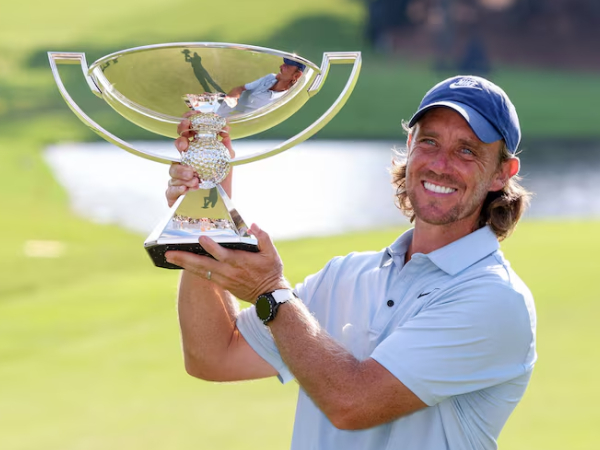 Tommy Fleetwood berpose dengan trofi Tour Championship. (Foto: Golf Digest)