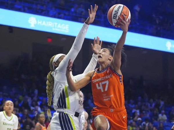 Leila Lacan (kanan) mencetak 22 poin saat Connecticut Sun mengalahkan Dallas Wings dengan skor 101-95 pada Rabu (27/8). (Foto: AP)