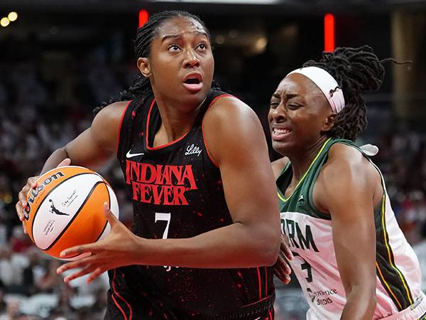 Aliyah Boston (kiri) mencetak 27 poin saat Indiana Fever meraih kemenangan krusial 95-75 atas Seattle Storm pada Selasa (26/8) malam. (Foto: AP)