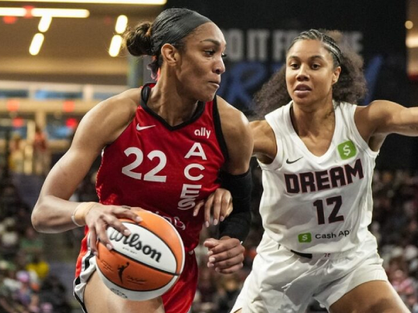 A’ja Wilson (kiri) mencetak 34 poin saat Las Vegas Aces meraih kemenangan 81-75 atas Atlanta Dream pada Rabu (27/8). (Foto: AP)