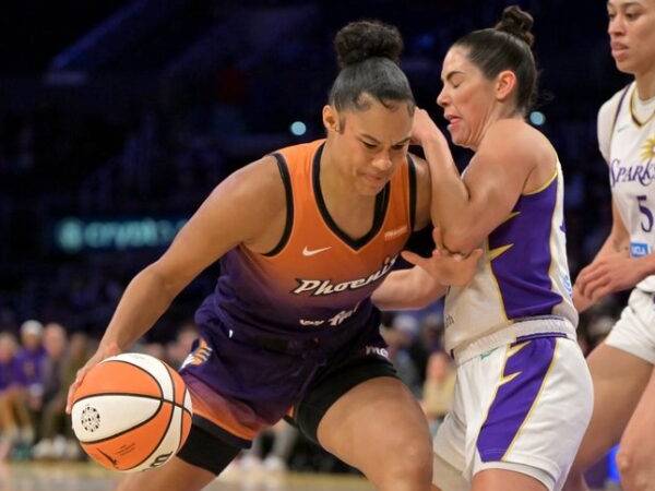 Satou Sabally (kiri) mencetak 19 poin saat tim tamu Phoenix Mercury berhasil mengalahkan Los Angeles Sparks 92-84 pada hari Selasa (26/8). (Foto: AP)