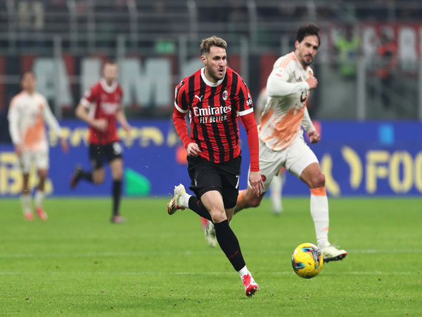 AC Milan disebut sedang membuka potensi transfer tukar guling dengan AS Roma, melibatkan dua striker yakni Santiago Gimenez dengan Artem Dovbyk / via Getty Images