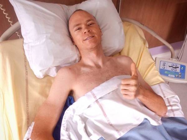 Chris Froome berpose di ranjang rumah sakit. (Foto: AP)