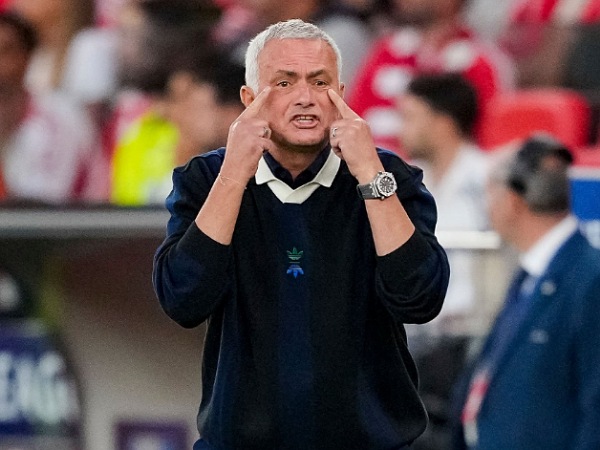 Jose Mourinho berpisah dengan Fenerbahce