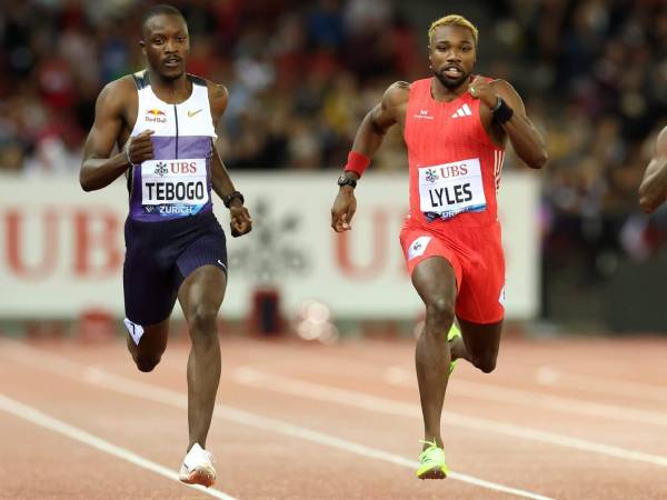 Noah Lyles (kanan) mengungguli Letsile Tebogo di final Diamond League. (Foto: AP)