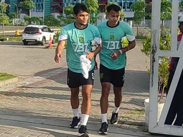 Dua pemain Persebaya Surabaya, Rachmat Irianto - Koko Ari