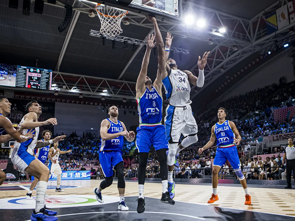 Giannis Antetokounmpo hantarkan Yunani atasi perlawanan Italia di laga pembuka FIBA Eurobasket 2025.