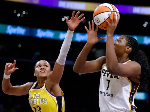 Hasil WNBA: Indiana Fever Hentikan Los Angeles Sparks 76-75