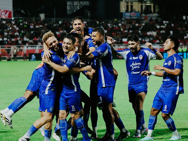 Para pemain PSIM Jogja merayakan gol ke gawang Malut United FC