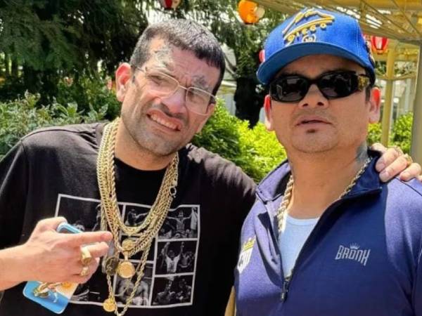 Gustavo Gomez Maidana (kiri) berpose dengan Marcos Maidana. (Foto: Fight TV)
