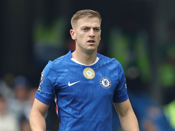 Striker Chelsea, Liam Delap, mengalami cedera hamstring. (Foto: Crystal Pix/MB Media/Getty Images)