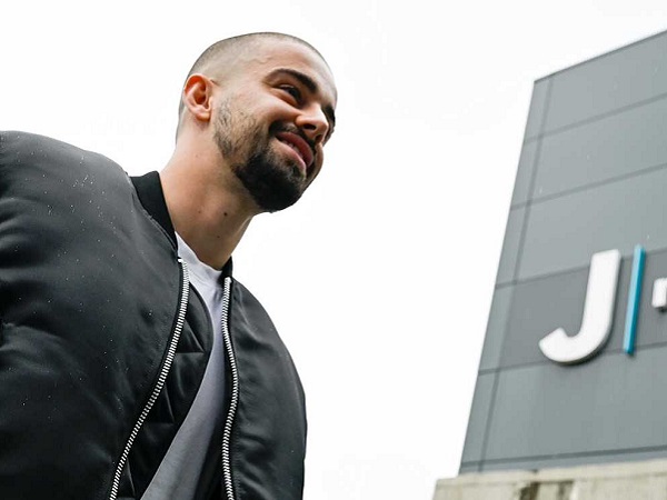 Edon Zhegrova tiba di Turin untuk tes medis (Image: Juventus)