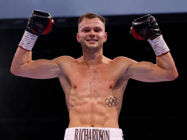 Medali perunggu yang diraih Lewis Richardson memberikan kredibilitas, namun karier profesionalnya sengaja tidak terlalu banyak disorot. (Foto: Fight TV)
