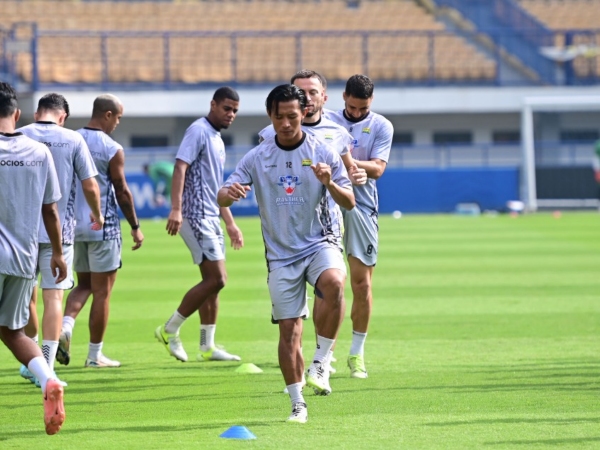 Bek kanan Persib, Henhen Herdiana