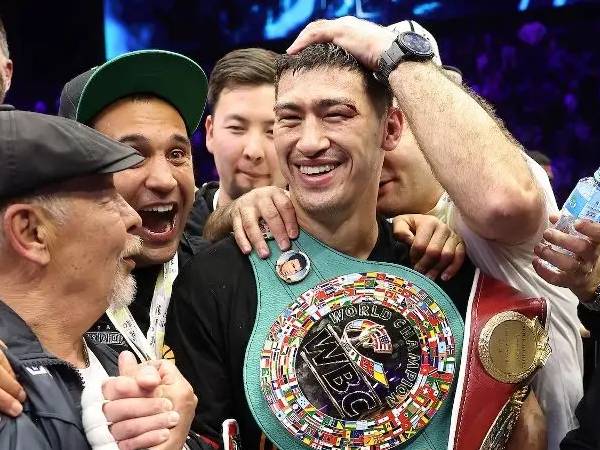 Dmitry Bivol merayakan kemenangan atas Beterbiev dalam duel ulang di Riyadh. (Foto: Fight TV)