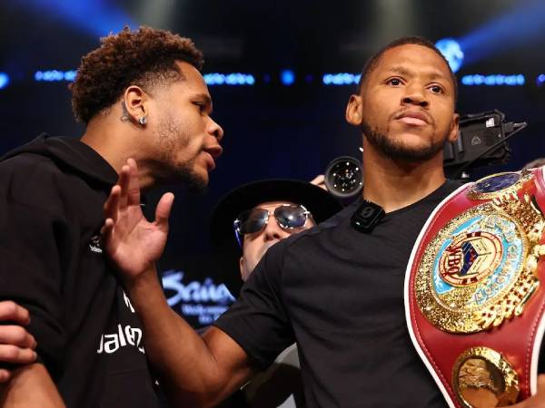 Devin Haney (kiri) dan Brian Norman. (Foto: Fight TV)
