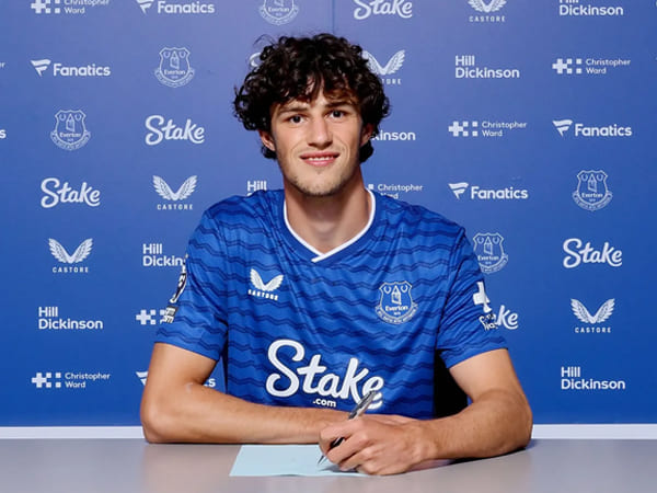 Everton Resmi Pinjam Merlin Rohl dari Freiburg