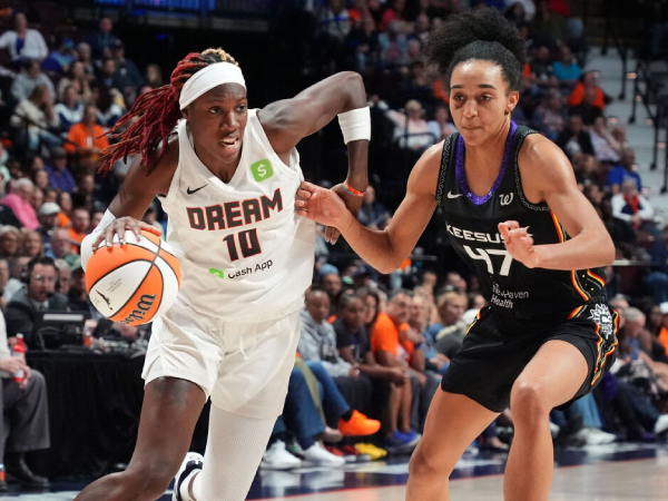 Rhyne Howard (kiri) mencetak 23 poin saat Atlanta Dream mengungguli Connecticut Sun dengan skor 93-76 pada Senin (1/9) malam. (Foto: AP)
