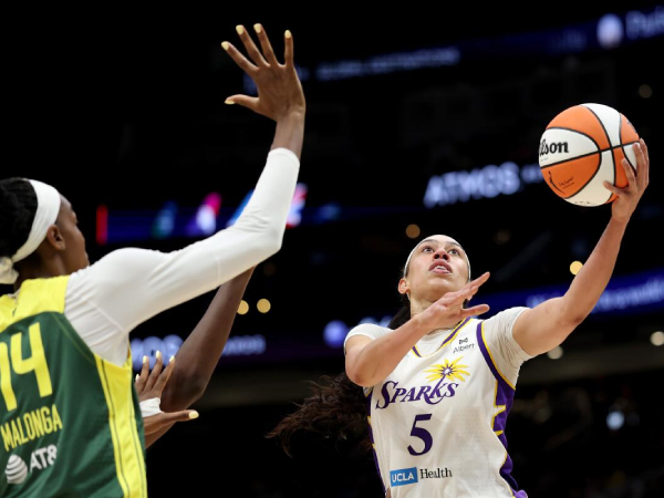 Dearica Hamby (kanan) mencetak 27 poin saat tim tamu Los Angeles Sparks meraih kemenangan 91-85 atas Seattle Storm pada Senin (1/9). (Foto: AP)