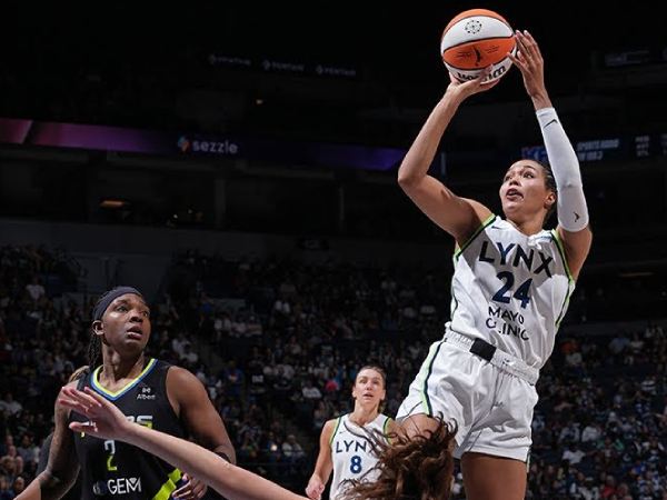 Napheesa Collier (kanan) mencetak 25 poin saat Minnesota Lynx meraih kemenangan 96-71 atas Dallas Wings pada Senin (1/9) malam. (Foto: AP)