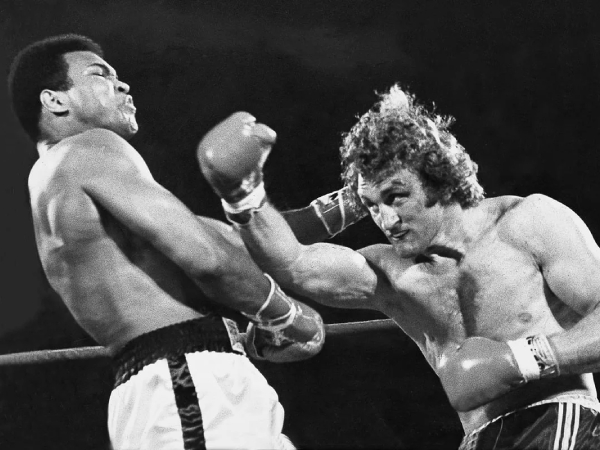 Joe Bugner bertarung dua kali menghadapi Muhammad Ali, yakni di Las Vegas pada 1973 dan di Kuala Lumpur pada 1975. (Foto: Fight TV)