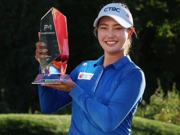 Miranda Wang berpose dengan trofi FM Championship. (Foto: Golf Digest)