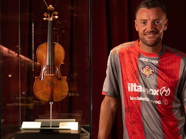 Perlihatkan Biola, Ini Maksud Pengumuman Transfer Jamie Vardy ke Cremonese