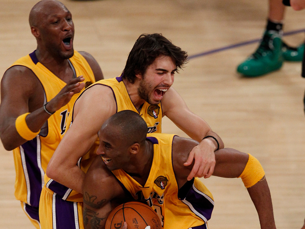 Sasha Vujacic puji mentalitas luar biasa dari Kobe Bryant.