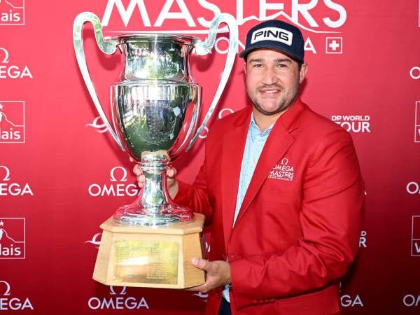Thriston Lawrence berpose dengan trofi Omega European Masters. (Foto: Golf Digest)