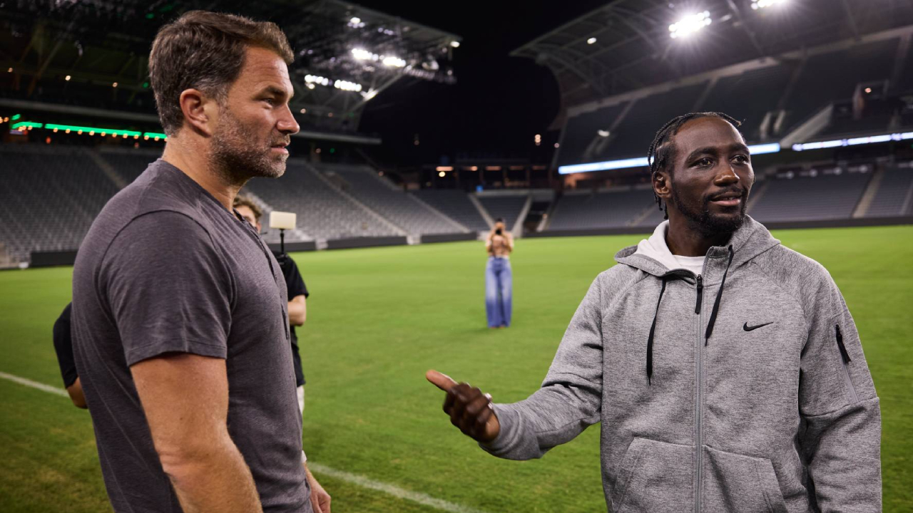 Eddie Hearn (kiri) dan Terence Crawford. (Foto: Fight TV)