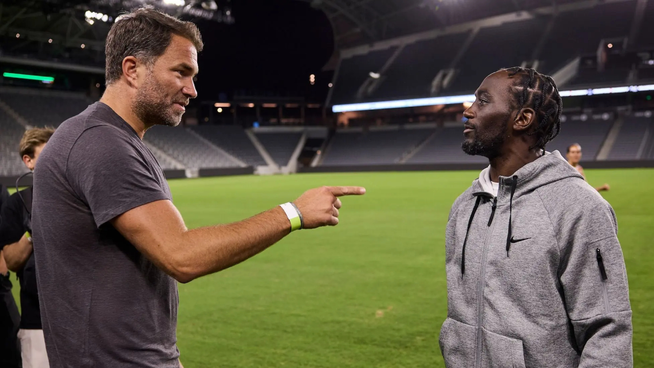 Eddie Hearn (kiri) dan Terence Crawford. (Foto: Fight TV)