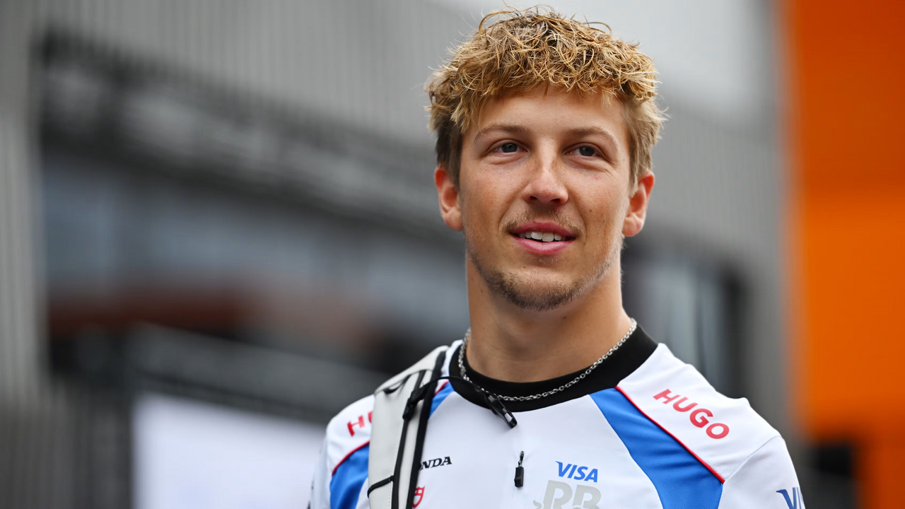 Liam Lawson ucapi selamat kepada Isack Hadjar yang naik podium di GP Belanda.