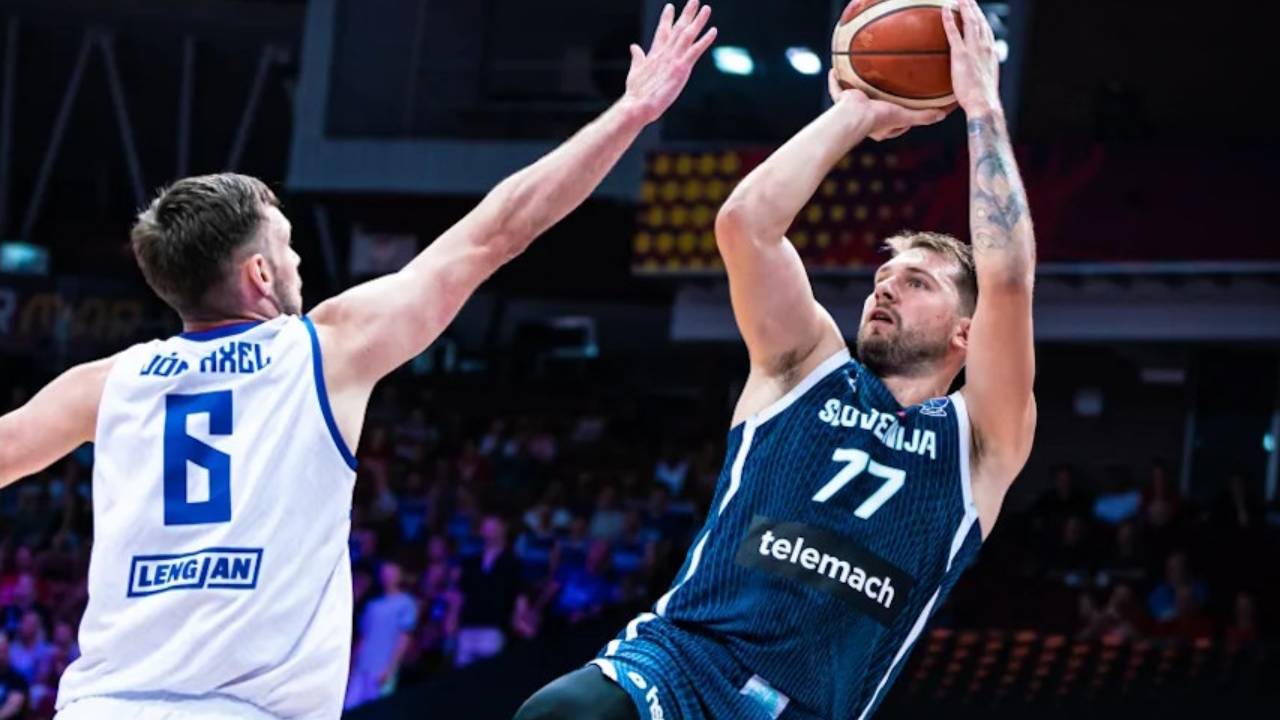 Luka Doncic mencetak 26 poin saat Slovenia mengalahkan Islandia 87-79 di babak grup EuroBasket 2025 pada hari Selasa (2/9). (Foto: AP)
