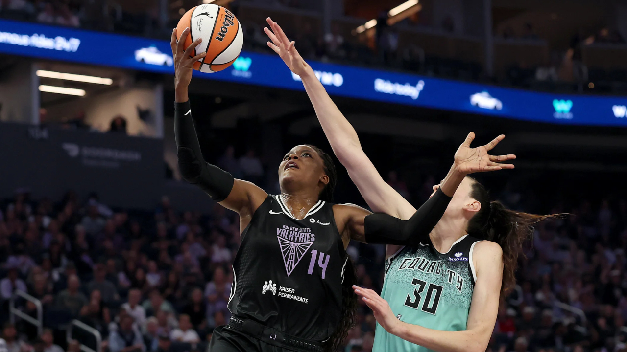 Temi Fagbenle (kiri) mencetak 16 poin saat Golden State Valkyries meraih kemenangan 66-58 atas New York Liberty pada Selasa (2/9) di San Francisco. (Foto: AP)