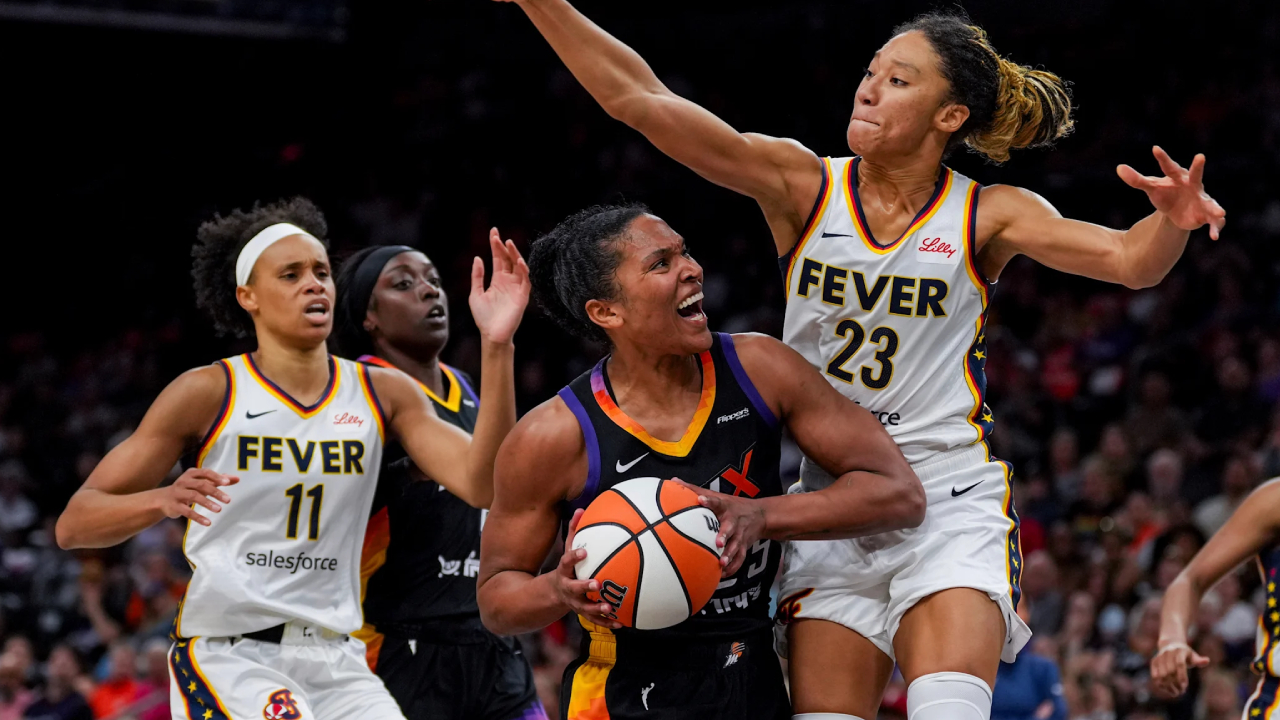 Alyssa Thomas (tengah) mencetak 23 poin saat Phoenix Mercury meraih kemenangan 85-79 atas Indiana Fever pada Selasa (2/9) malam. (Foto: AP)