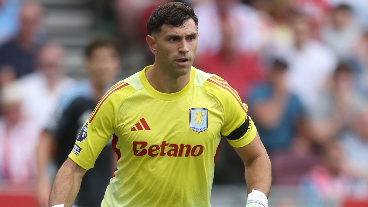 Emiliano Martinez tetap bertahan di Aston Villa