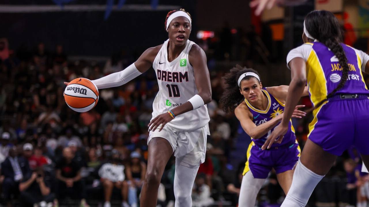 Rhyne Howard (kiri) mencetak 19 poin saat Atlanta Dream meraih kemenangan 86-75 atas Los Angeles Sparks pada Rabu (3/9). (Foto: AP)